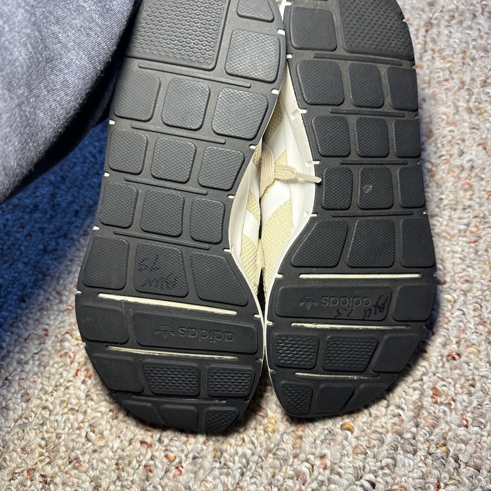 NWOT Adidas Cream Swift Runs - 8 - Picture 5 of 6